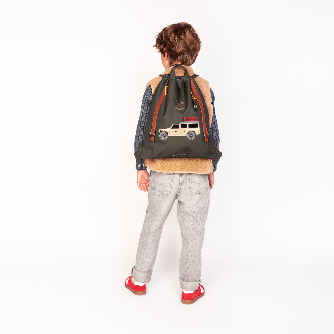 City Bag Camp Life. Trendy bag for school and leisure for all ages. This bag is a true chameleon: wear it as a tote when you hit the city, a fashionable backpack or as a water repellent gym bag.