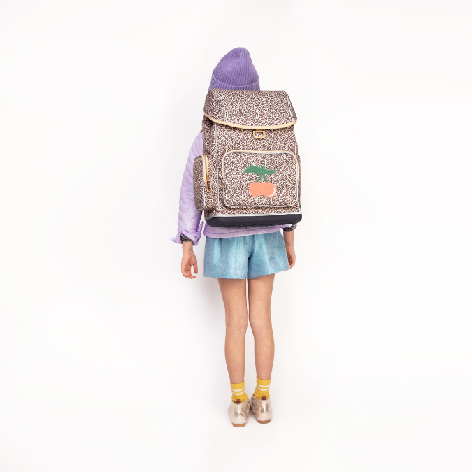 Discover the Ergomaxx, the most ergonomic and durable backpack in the world for girls aged 6 to 10. The Leopard Cherry design is an all-time Jeune Premier bestseller. Thanks to the Leopard design, your daughter will never be out of style!