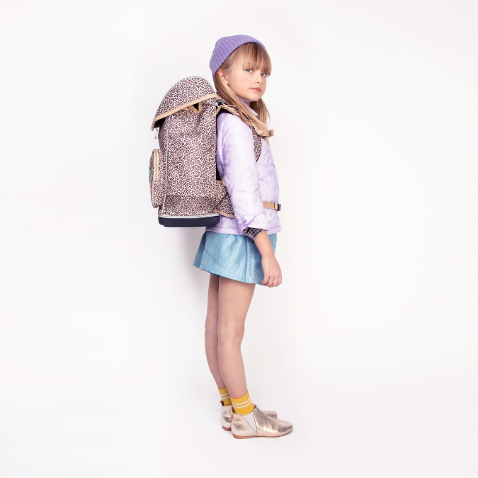 Discover the Ergomaxx, the most ergonomic and durable backpack in the world for girls aged 6 to 10. The Leopard Cherry design is an all-time Jeune Premier bestseller. Thanks to the Leopard design, your daughter will never be out of style!