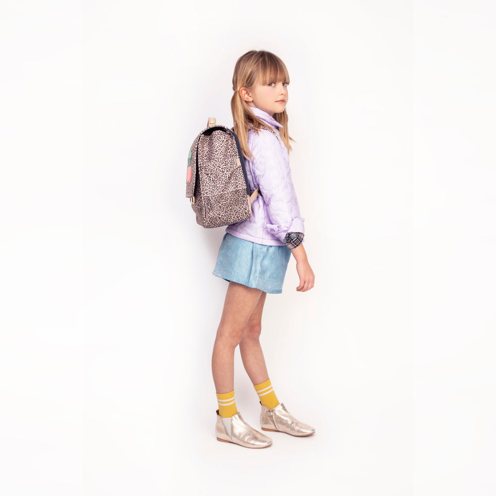 Check out the Jeune Premier bestseller: the It Bag Midi schoolbag, a true back-to-school essential. This high quality schoolbag with a beautiful Croisette Cornette design with glitters is ideal for girls aged 6 to 8 years.